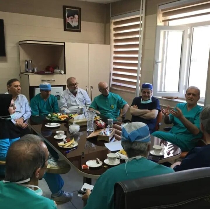Pezeşkiyan Tebriz’de iki kalp ameliyatını bizzat yaptı(+foto)