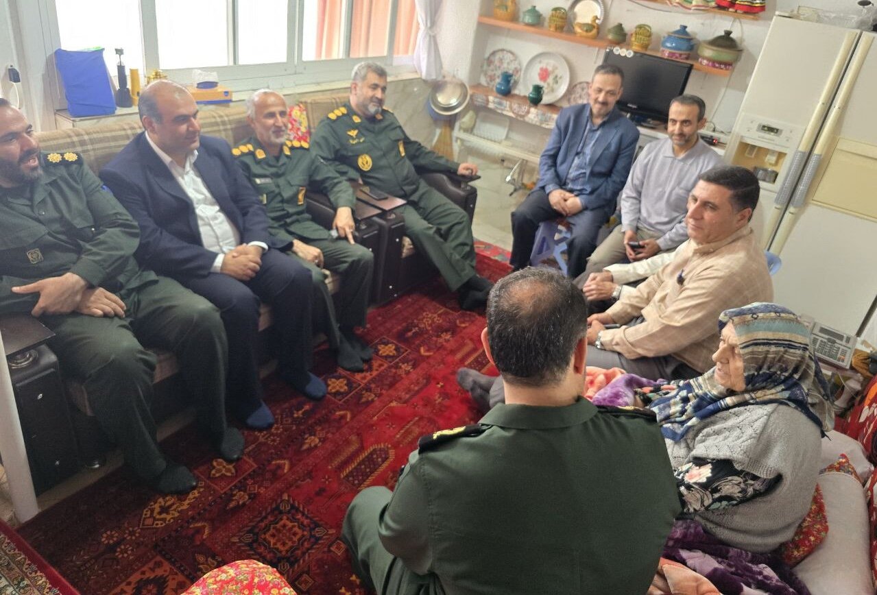 خانوادههای شهدا ستونهای انقلاب اسلامی هستند