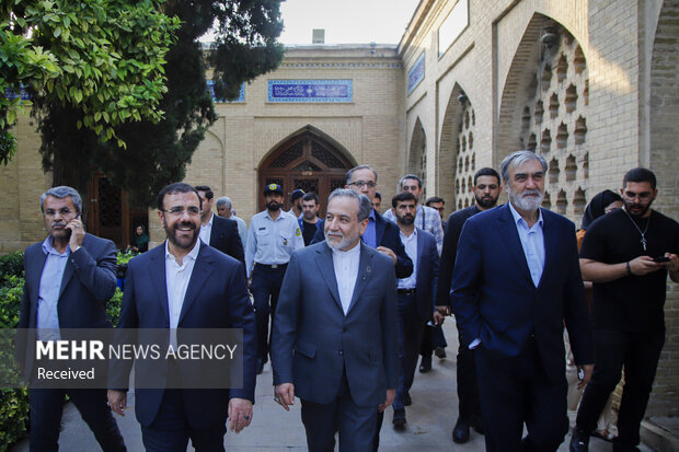 بازدید وزیر امورخارجه از آرامگاه حافظ و سعدی