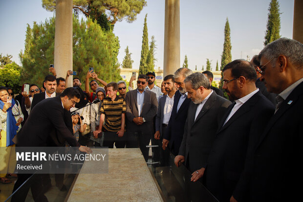 بازدید وزیر امورخارجه از آرامگاه حافظ و سعدی