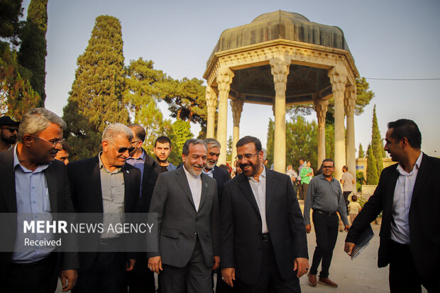 بازدید وزیر امورخارجه از آرامگاه حافظ و سعدی