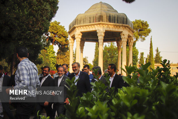 بازدید وزیر امورخارجه از آرامگاه حافظ و سعدی