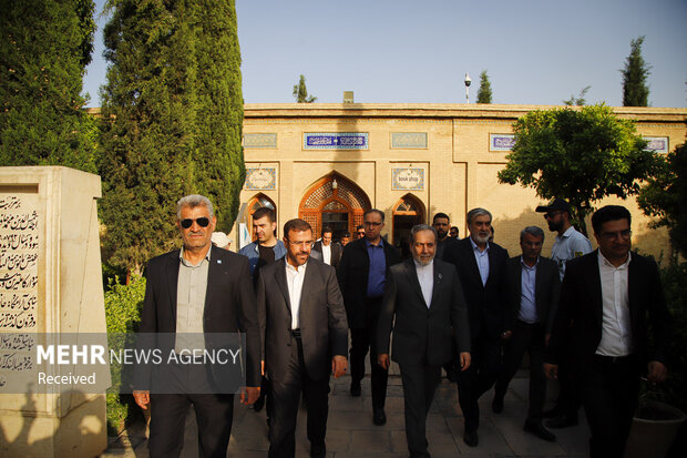 بازدید وزیر امورخارجه از آرامگاه حافظ و سعدی