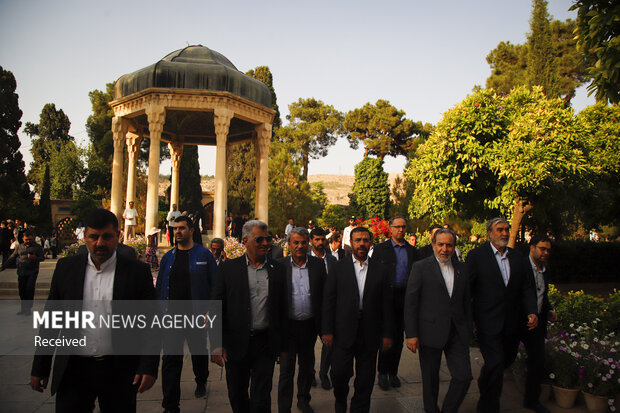 بازدید وزیر امورخارجه از آرامگاه حافظ و سعدی