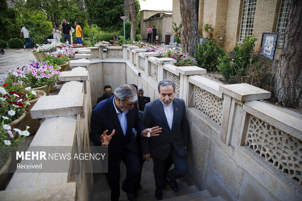 بازدید وزیر امورخارجه از آرامگاه حافظ و سعدی