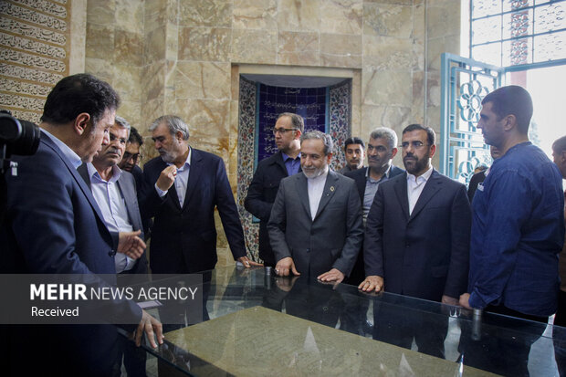 بازدید وزیر امورخارجه از آرامگاه حافظ و سعدی