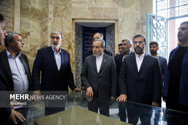 بازدید وزیر امورخارجه از آرامگاه حافظ و سعدی