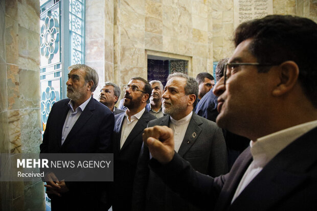 بازدید وزیر امورخارجه از آرامگاه حافظ و سعدی