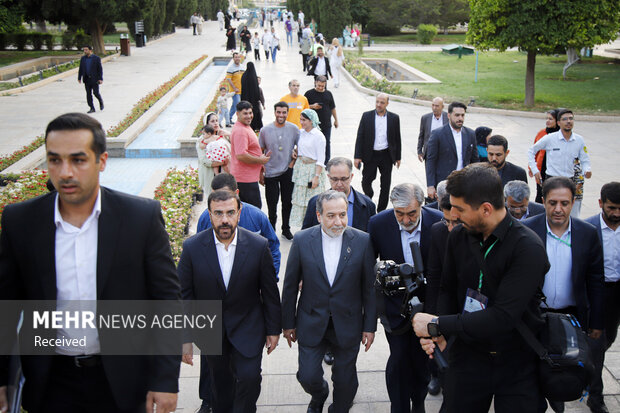 بازدید وزیر امورخارجه از آرامگاه حافظ و سعدی