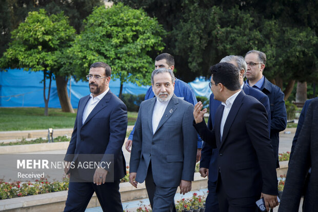 بازدید وزیر امورخارجه از آرامگاه حافظ و سعدی