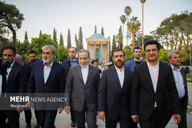 بازدید وزیر امورخارجه از آرامگاه حافظ و سعدی