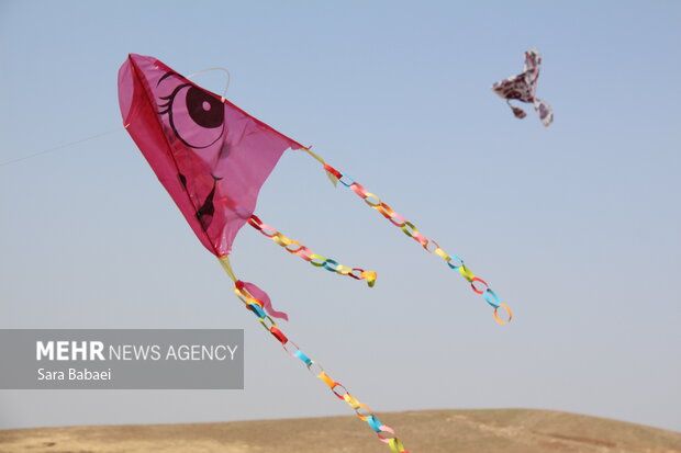 پرواز شادی کودکان بر فراز سراب قنبر