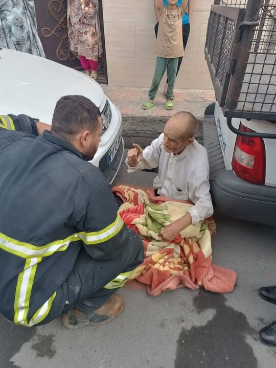 آتش نشانان گلستان جان پیرمرد ۸۵ ساله را از چنگال آتش نجات دادند