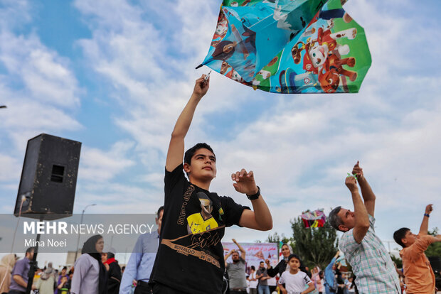 همایش خانوادگی بادبادک پرانی در پارک باغشمال