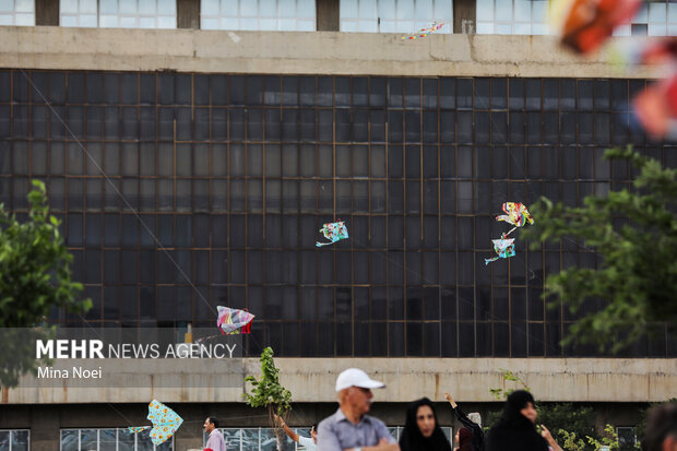 همایش خانوادگی بادبادک پرانی در پارک باغشمال