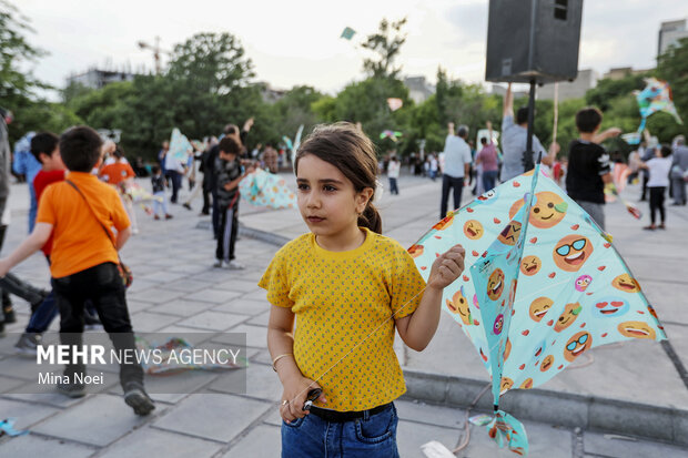 همایش خانوادگی بادبادک پرانی در پارک باغشمال