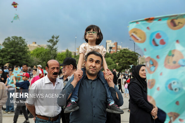 همایش خانوادگی بادبادک پرانی در پارک باغشمال