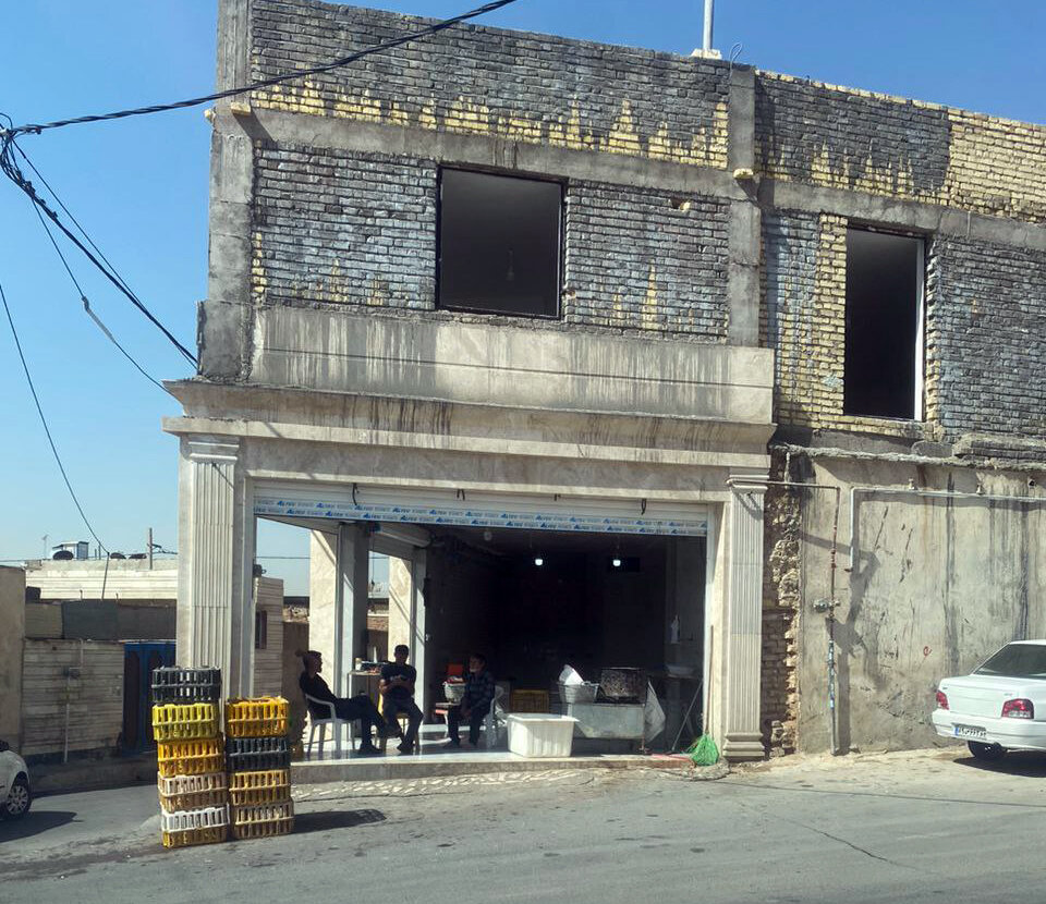 عرضه غیرمجاز مرغ زنده در شیراز و بی تفاوتی مسئولان