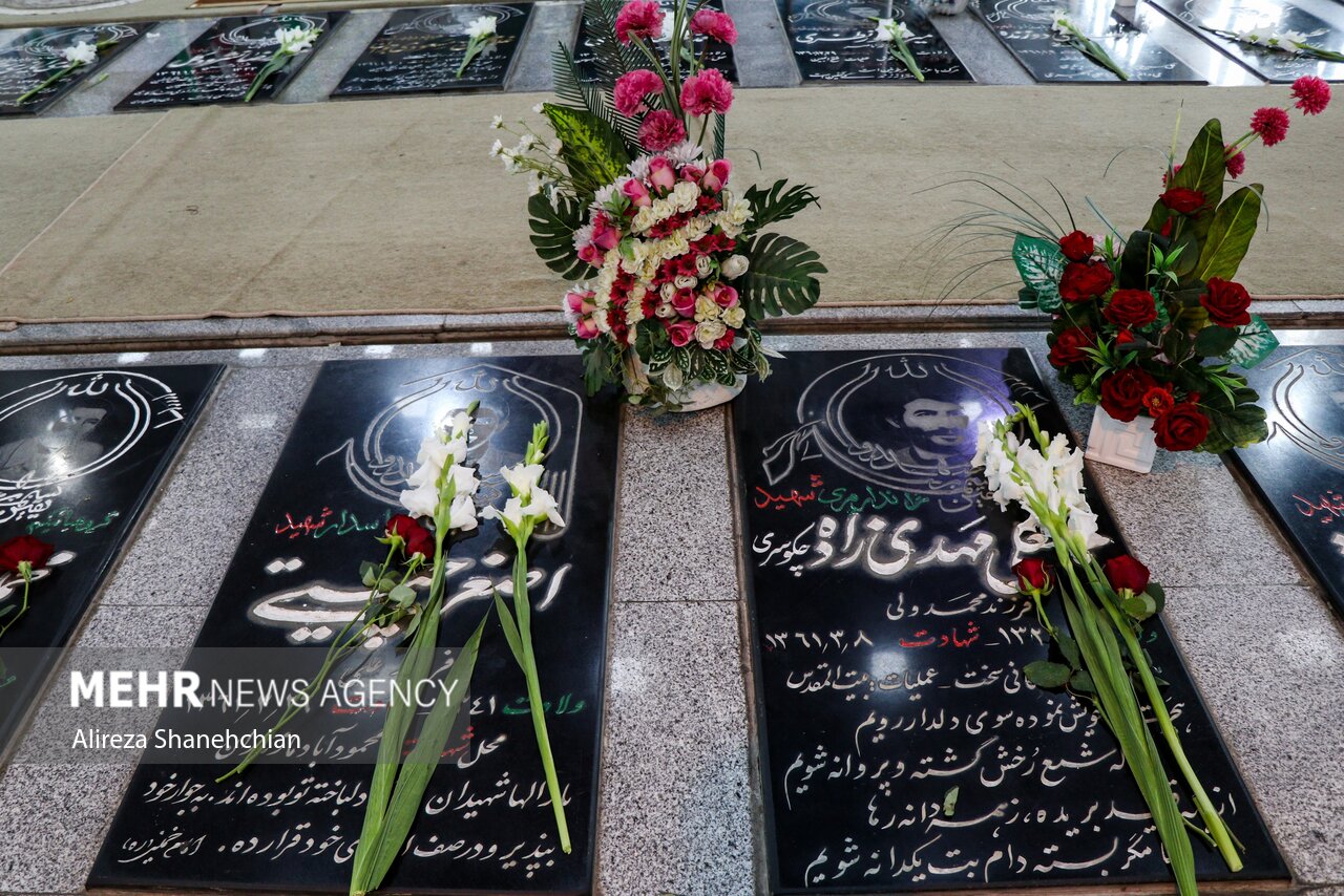 حضور وزیر دادگستری در گلزار شهدای آستانه اشرفیه حضور وزیر دادگستری در گلزار شهدای آستانه اشرفیه