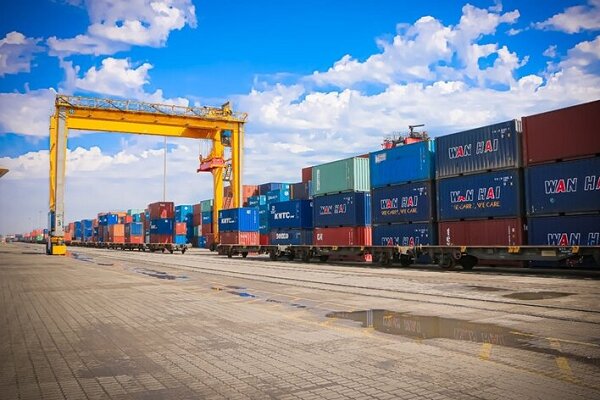 تصدير 5000 طن من البضائع برمز خاص للمیناء الجاف "أبرين"
