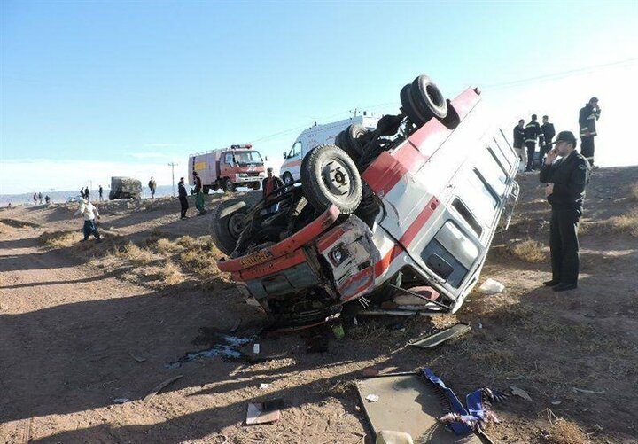 واژگونی مینیبوس در جاده اراک به قم ۱۵ مصدوم برجا گذاشت