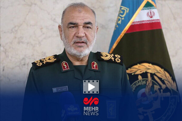 ایستادگی ملت ایران با وجود فشارهای دشمن، با هدایت امام