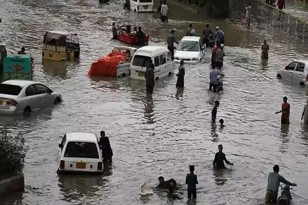 Pakistan'daki fırtınada binalar çöktü: 18 ölü