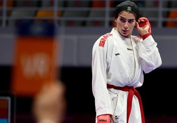 لاعبة إيرانية تفوز بالميدالية الذهبية في بطولة آسيا للکاراتية