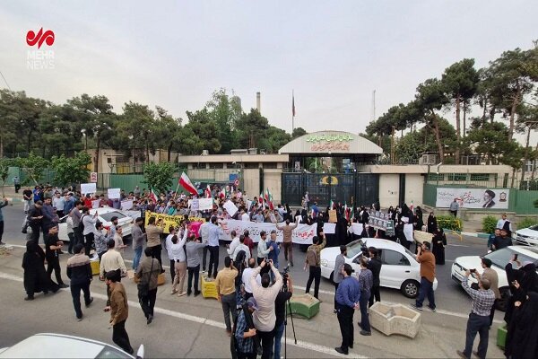 تجمع دانشجویان در حمایت از برنامه هستهای مقابل سازمان انرژی اتمی+فیلم