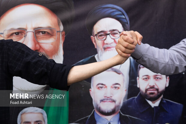 تجمع دانشجویان مقابل سازمان انرژی اتمی