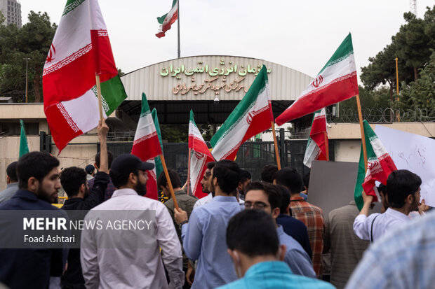 تجمع دانشجویان مقابل سازمان انرژی اتمی
