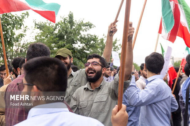 تجمع دانشجویان مقابل سازمان انرژی اتمی