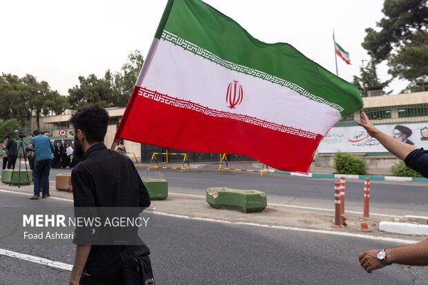 تجمع دانشجویان مقابل سازمان انرژی اتمی