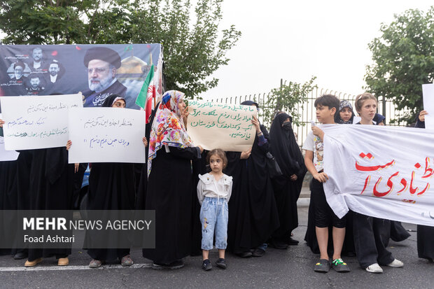 تجمع دانشجویان مقابل سازمان انرژی اتمی