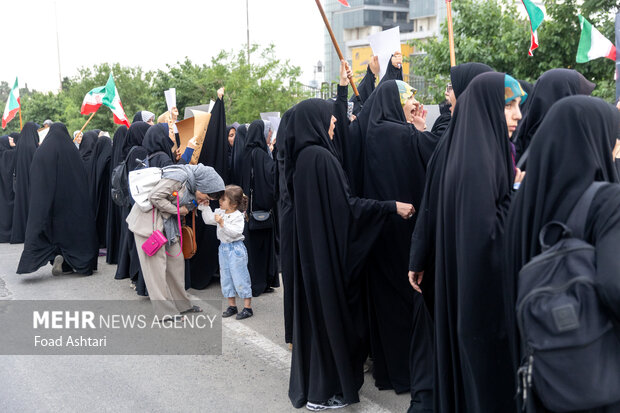 تجمع دانشجویان مقابل سازمان انرژی اتمی