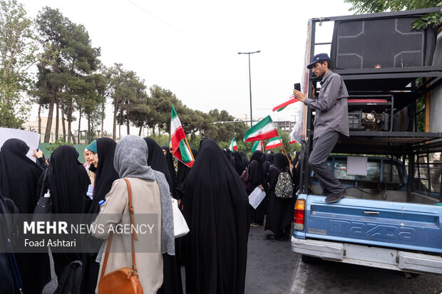 تجمع دانشجویان مقابل سازمان انرژی اتمی