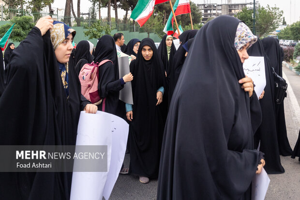 تجمع دانشجویان مقابل سازمان انرژی اتمی