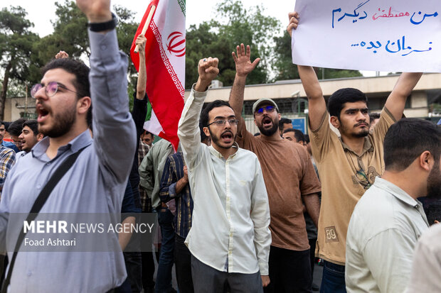 تجمع دانشجویان مقابل سازمان انرژی اتمی