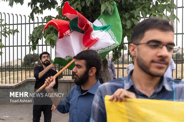تجمع دانشجویان مقابل سازمان انرژی اتمی