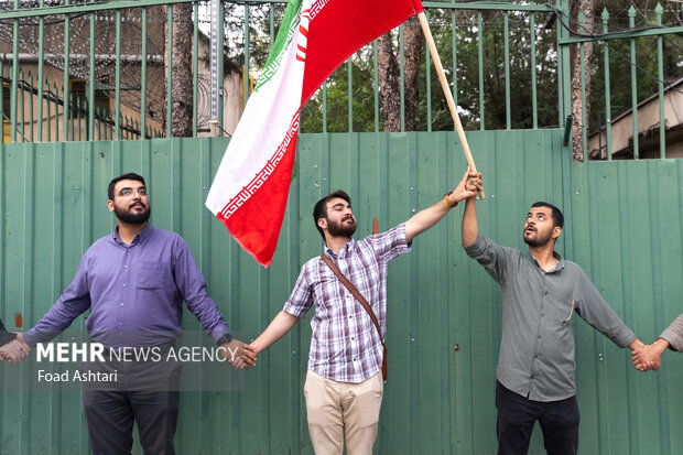 تجمع دانشجویان مقابل سازمان انرژی اتمی