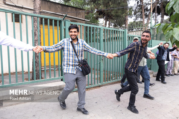 تجمع دانشجویان مقابل سازمان انرژی اتمی