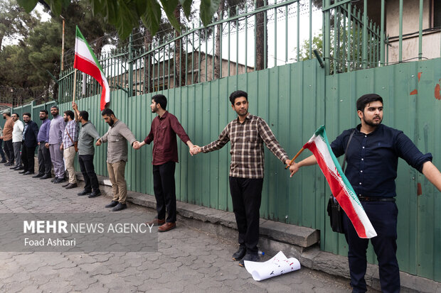 تجمع دانشجویان مقابل سازمان انرژی اتمی