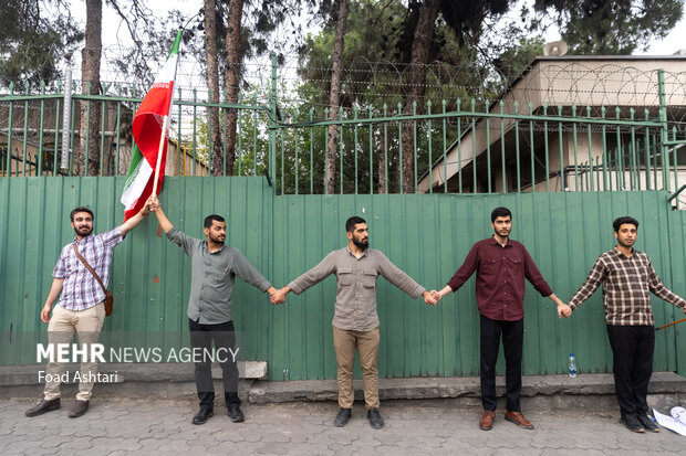 تجمع دانشجویان مقابل سازمان انرژی اتمی