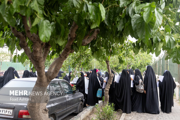 تجمع دانشجویان مقابل سازمان انرژی اتمی