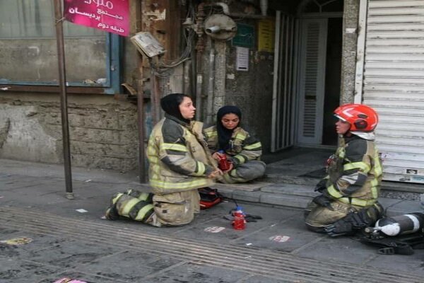 حریق در خیابان ستارخان تهران با همکاری زنان آتشنشان اطفا شد حریق در خیابان ستارخان تهران با همکاری زنان آتشنشان اطفا شد
