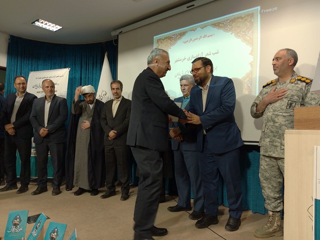 ویژه برنامه محفل شعر آزادسازی خرمشهر در سنندج برگزار شد