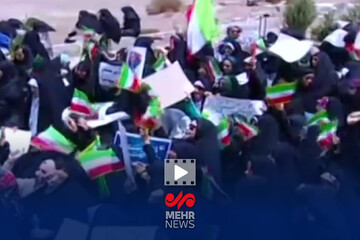 تشکیل زنجیره انسانی برای حمایت از فناوری هسته‌ای در نطنز