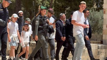 Settlers storm Aqsa Mosque to mark Israeli Al-Quds occupation