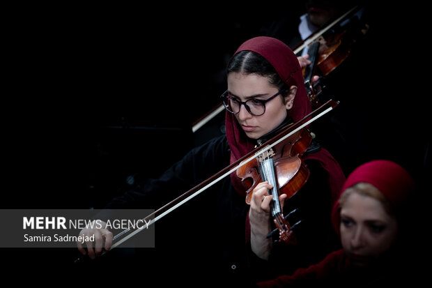 سمفونية "فلك الافلاك" في قاعة الوحدة بطهران