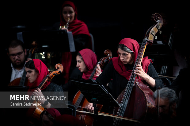 سمفونية "فلك الافلاك" في قاعة الوحدة بطهران